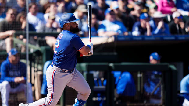 The Kansas City Royals signed former Texas Rangers catcher Sandy Leon to a minor league deal with an invitation to big league camp 